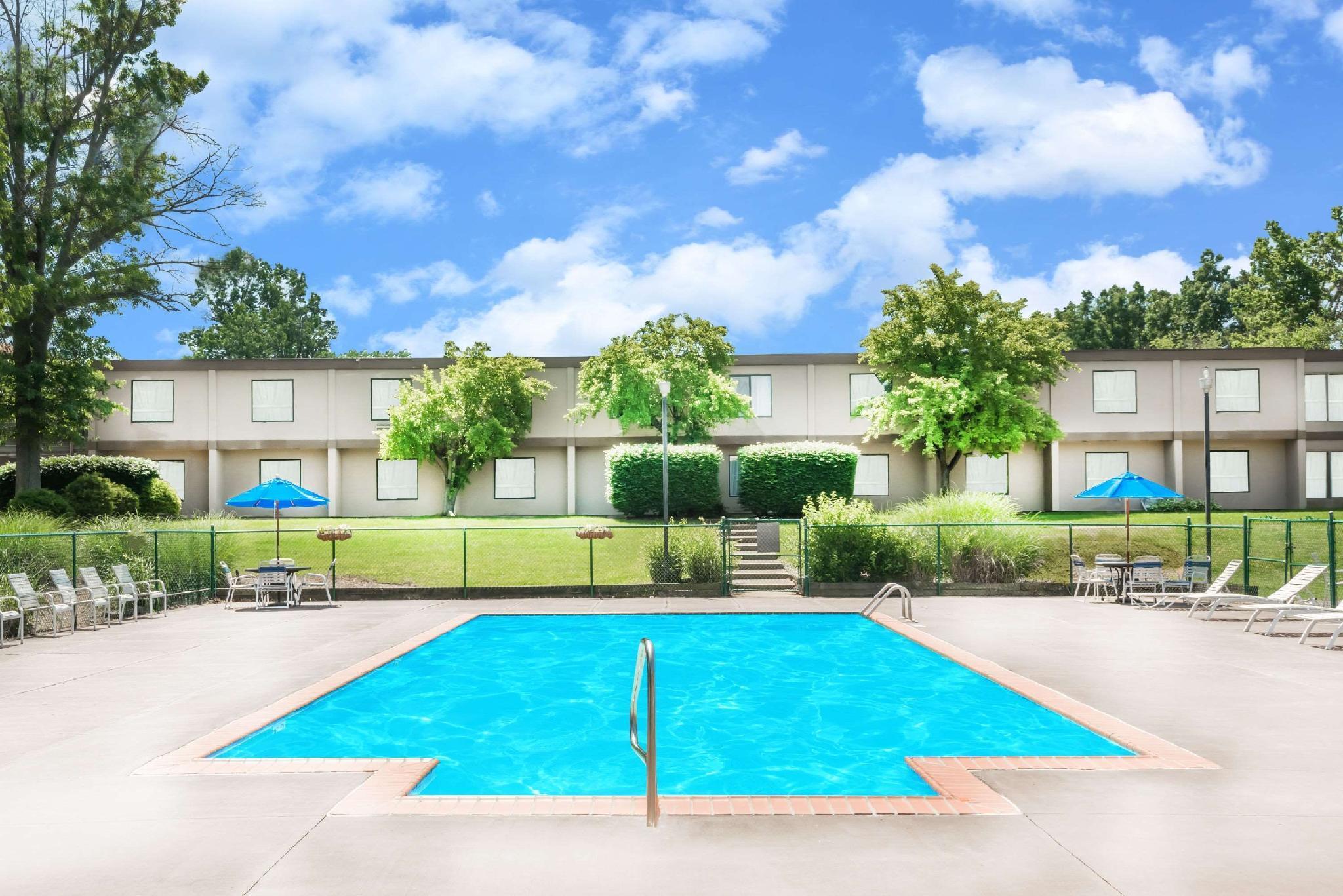 Ramada By Wyndham Lexington North Hotel & Conference Center Exterior photo