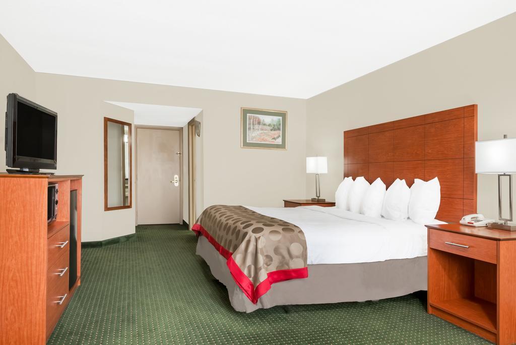 Ramada By Wyndham Lexington North Hotel & Conference Center Exterior photo